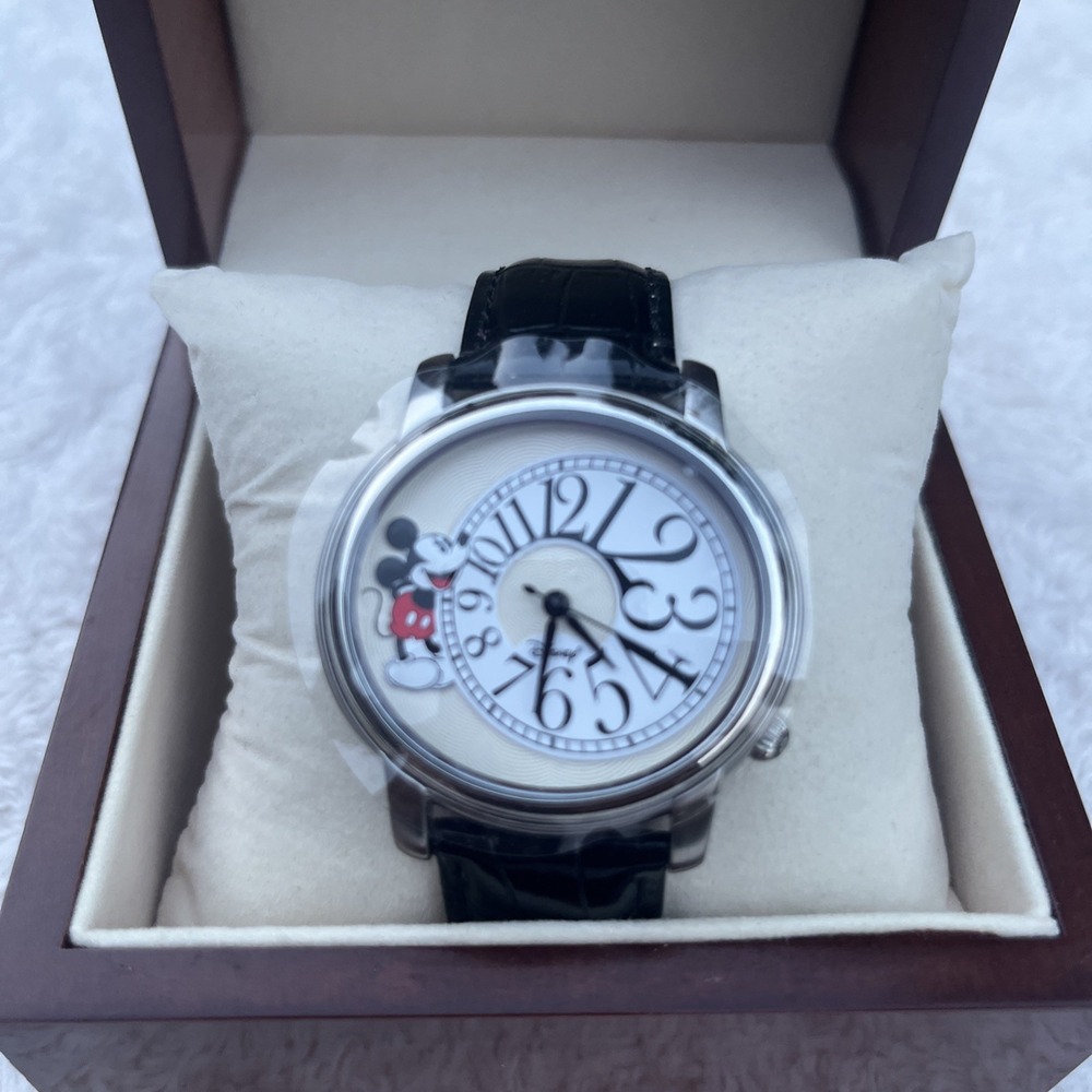RARE Limited Edition Disney Mickey Mouse 2006 Shareholders Watch with Wood Case